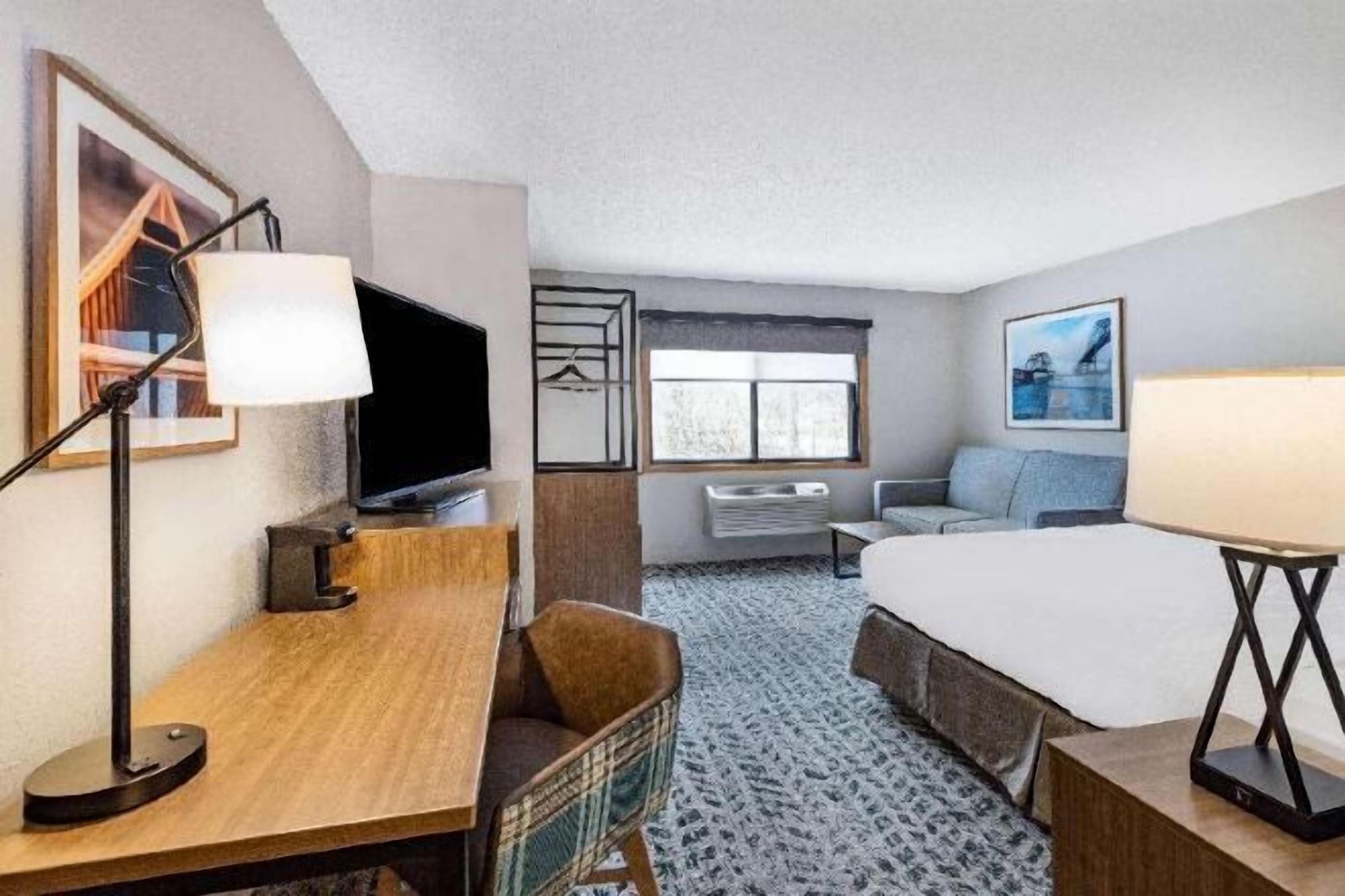 Escrivaninha, cortinas blackout, ferros/tábuas de passar roupa