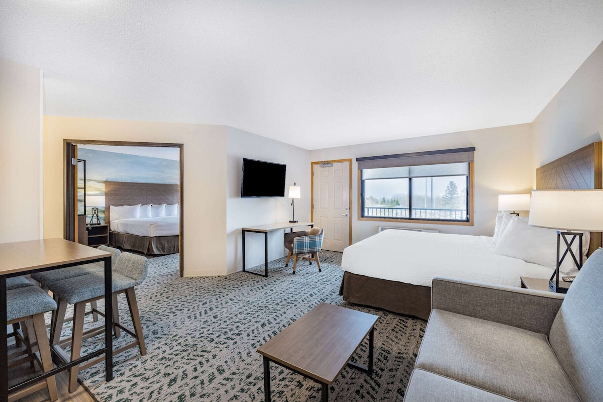 deluxe suite, 1 bedroom, non smoking (1 king bed & 1 queen bed) | desk, blackout curtains, iron/ironing board, rollaway beds