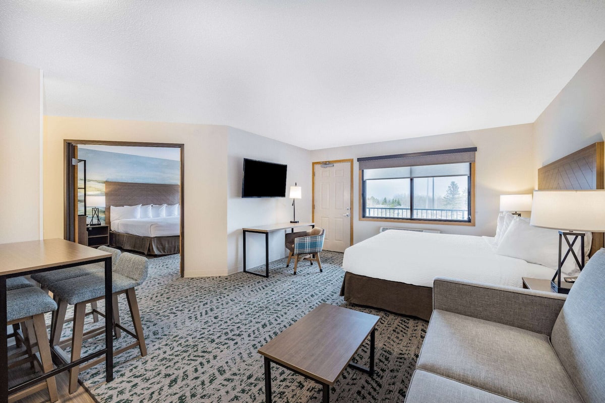 Deluxe Suite, 1 Bedroom, Non Smoking (1 King Bed & 1 Queen Bed) | Desk, blackout drapes, iron/ironing board, rollaway beds
