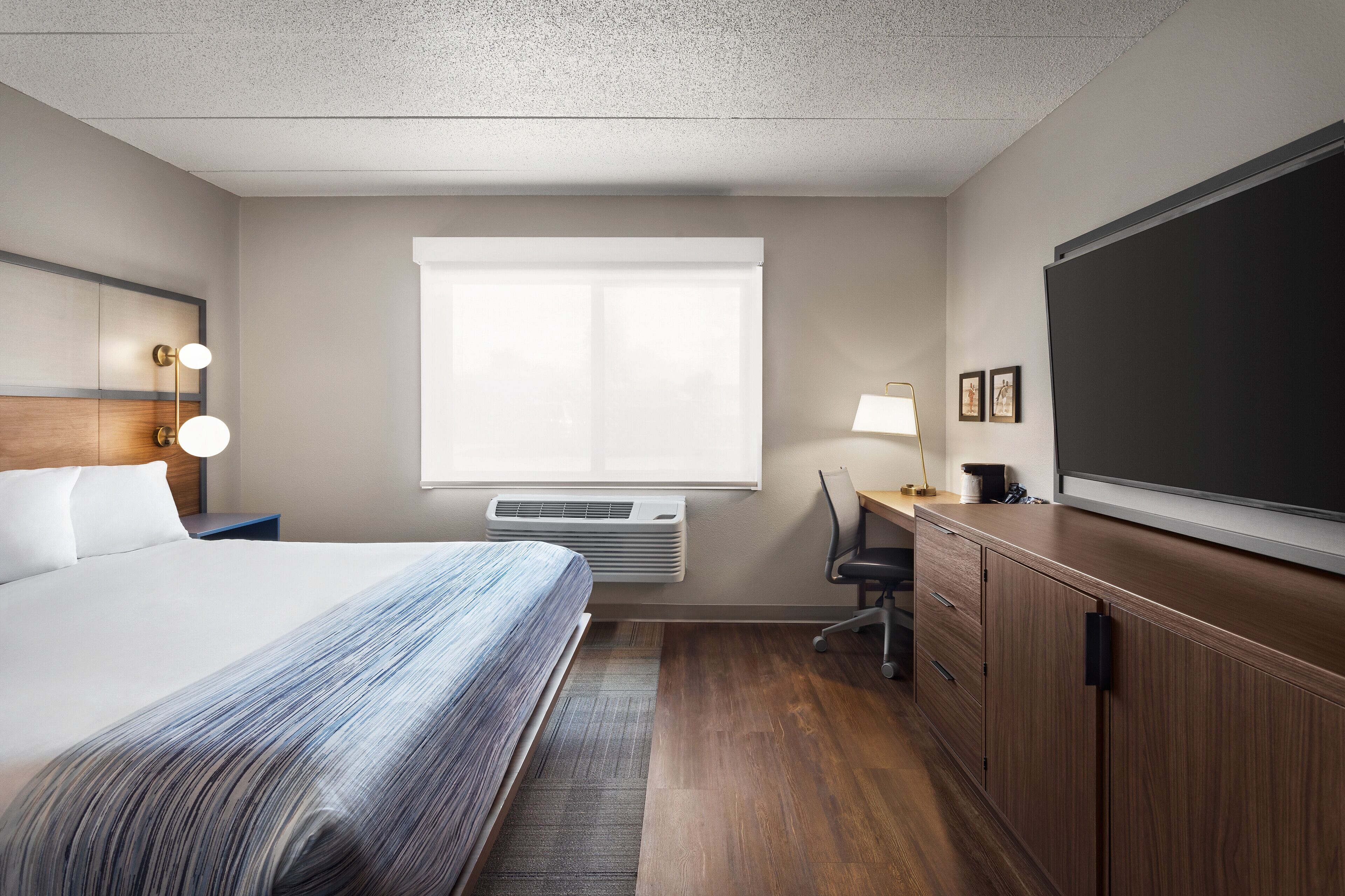 Escrivaninha, espaço de trabalho para notebook, cortinas blackout