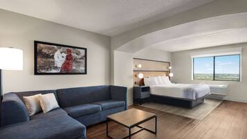 Rom – deluxe, 1 kingsize-seng, ikke-røyk | Skrivebord, skrivebord for bærbar PC og blendingsgardiner