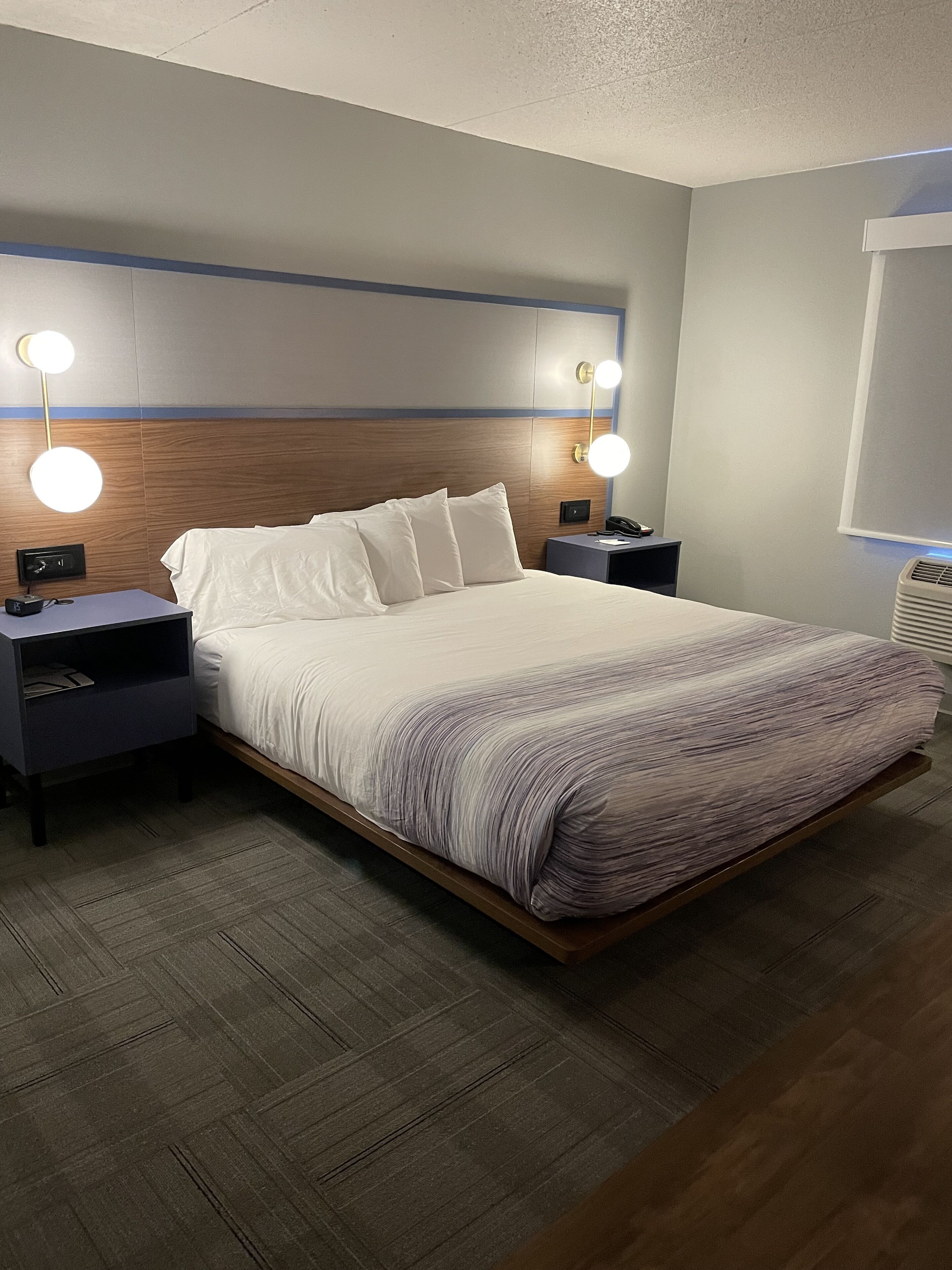 Escritorio, espacio para trabajar con un portátil, cortinas opacas