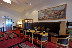 Breakfast, lunch, dinner served; local cuisine, ocean views 