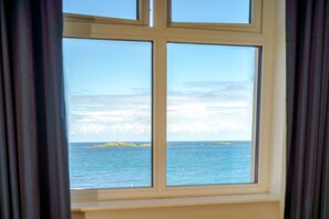1 bedroom, premium bedding, desk, free cribs/infant beds