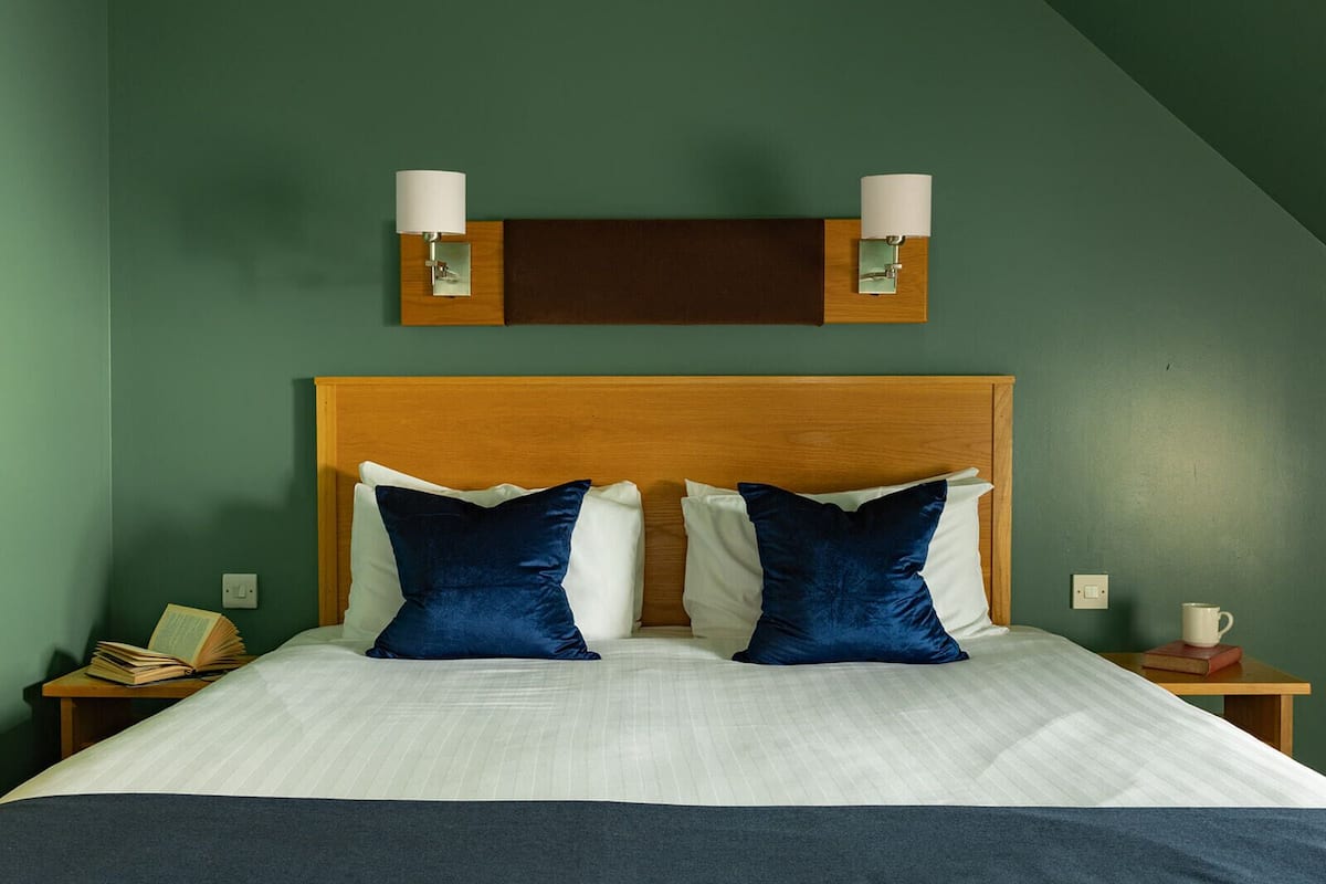Premium bedding, desk, free cots/infant beds, free WiFi
