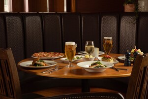 Breakfast, lunch, dinner served; local cuisine, ocean views 