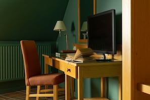 Literie de qualité supérieure, bureau, lits bébé (gratuits)