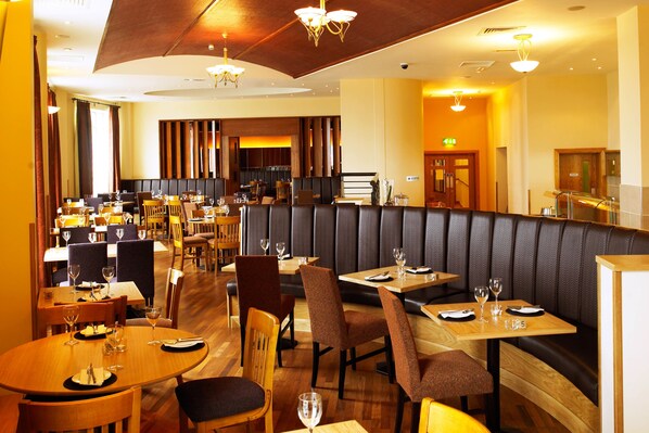 Breakfast, lunch, dinner served; local cuisine, sea views
