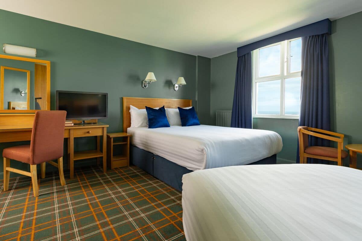 Premium bedding, desk, free cots/infant beds, free WiFi