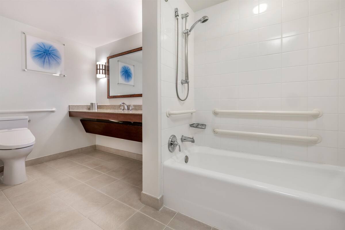 Ein modernes Badezimmer mit Toilette, Waschbecken und Badewanne.