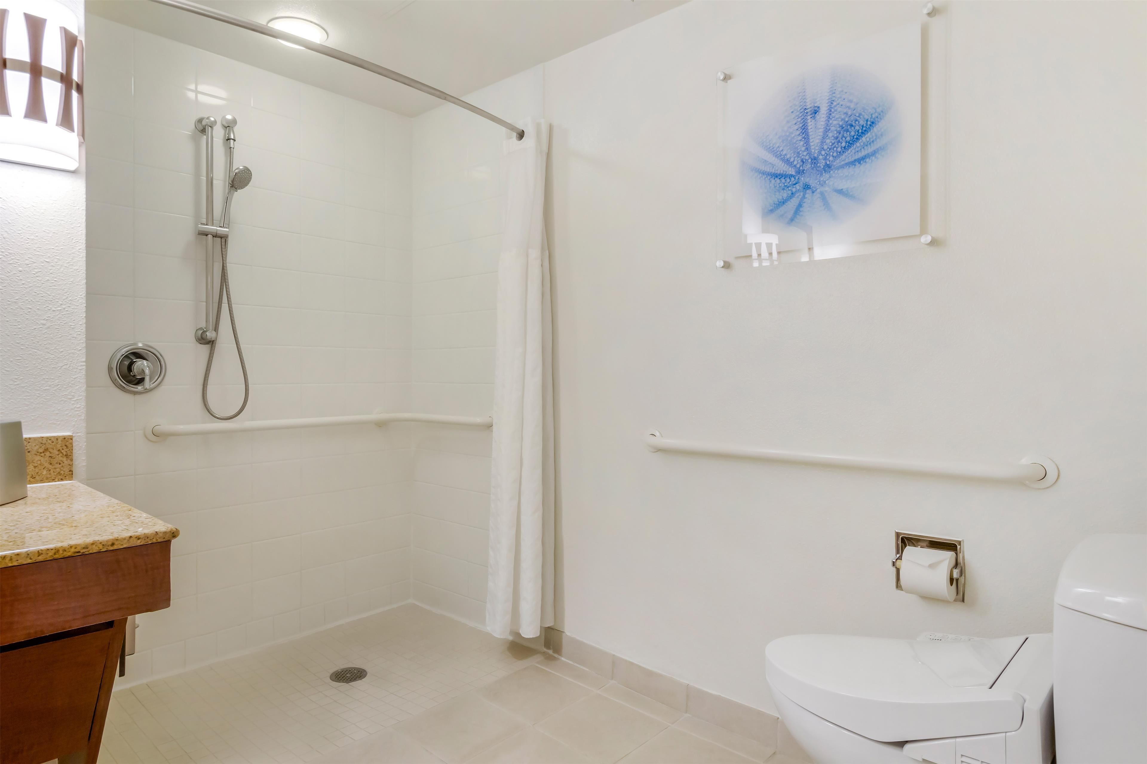 LAGOON TWR 2BDRM OCNFRNT SUITE HEAR RI SHWR | Bathroom shower