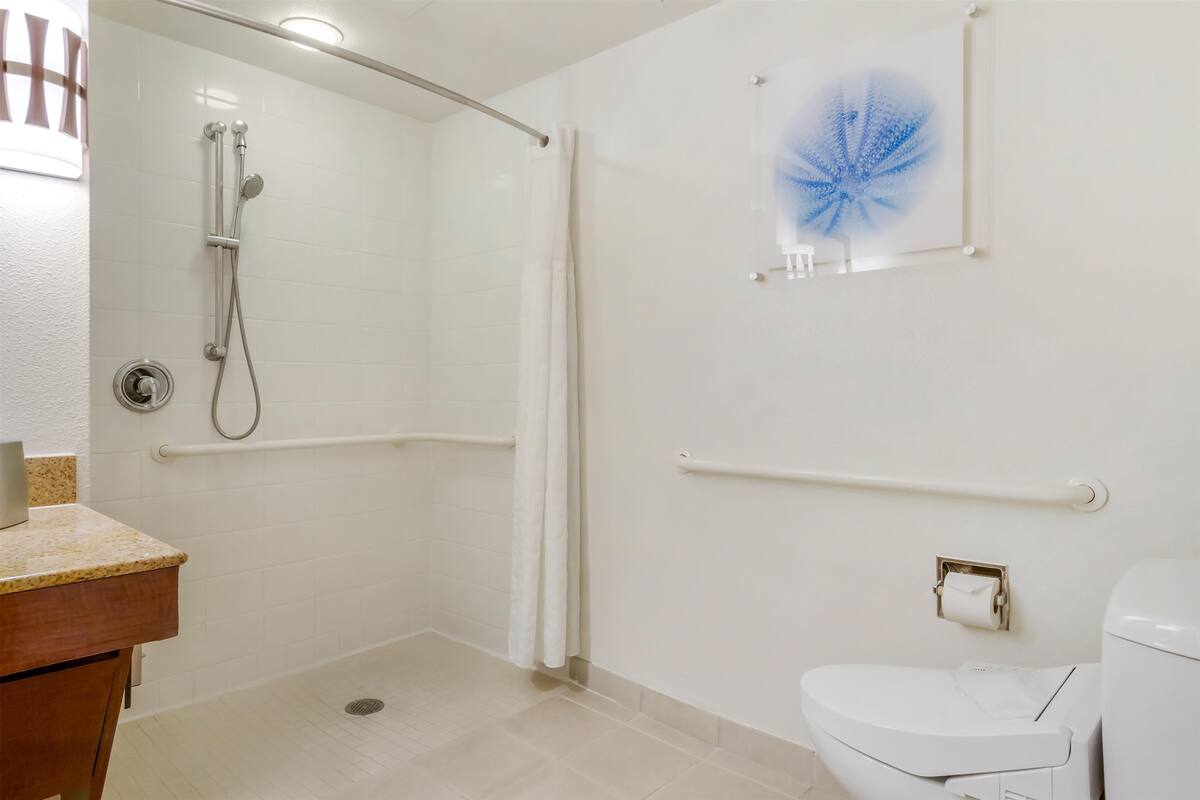 LAGOON TWR 2BDRM OCNFRNT SUITE HEAR RI SHWR | Dusche im Bad