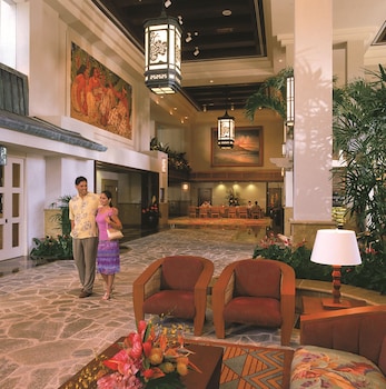 Hotel entrance and lobby at Hilton Grand Vacations Club at Hilton Hawaiian Village
