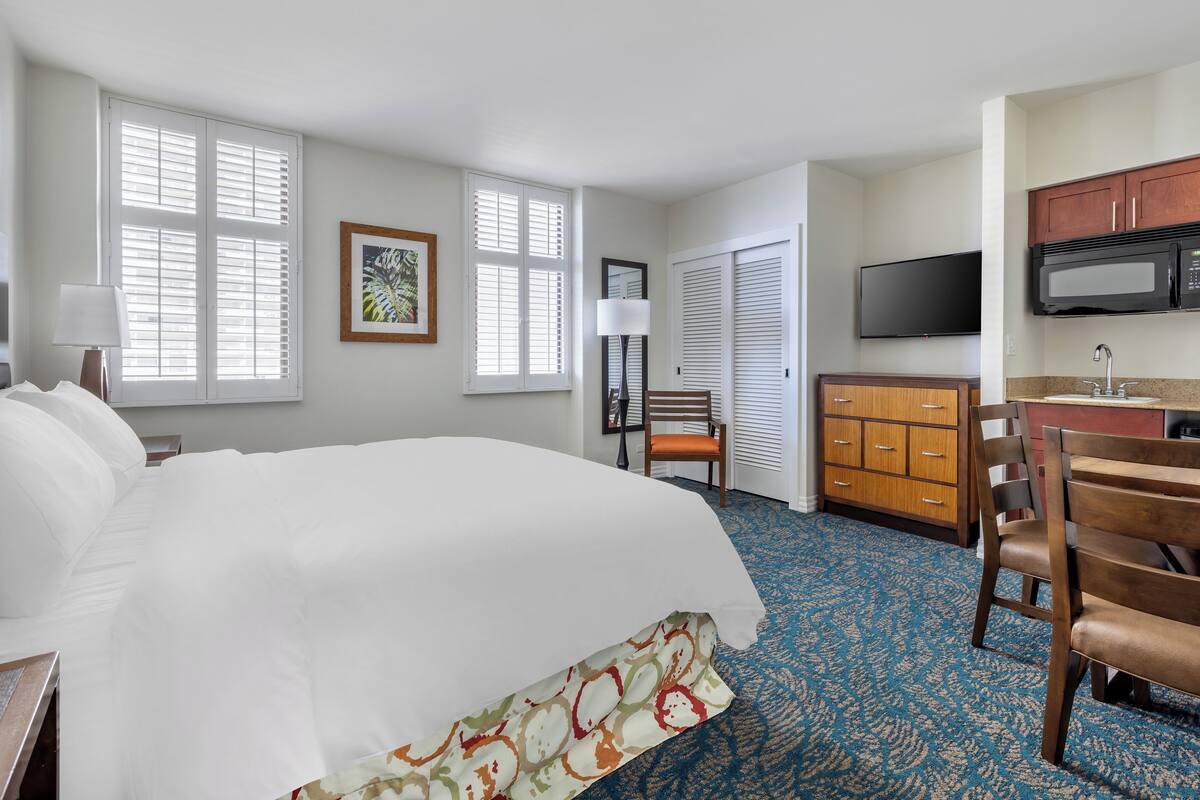 LAGOON TOWER STUDIO WITH KITCHENETTE