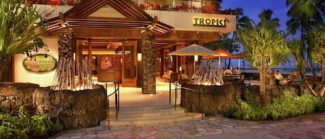 6 restaurants, breakfast, lunch, dinner served; Hawaiian cuisine