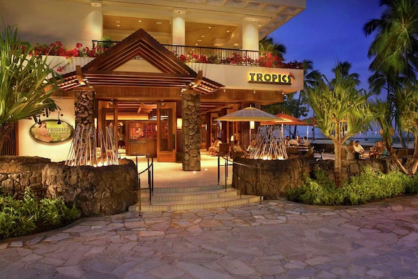 6 restaurants, breakfast, lunch, dinner served; Hawaiian cuisine