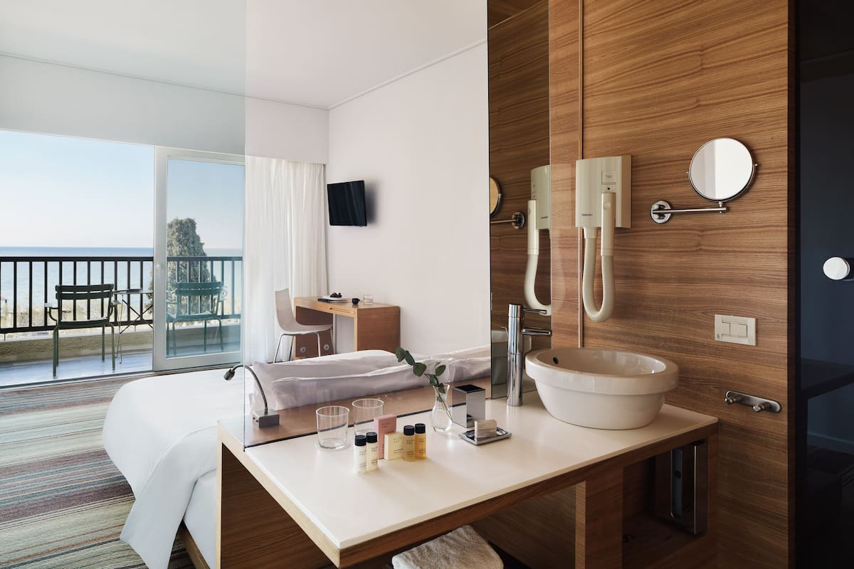 Double Room, Sea View | 1 bedroom, in-room safe, free WiFi, bed sheets