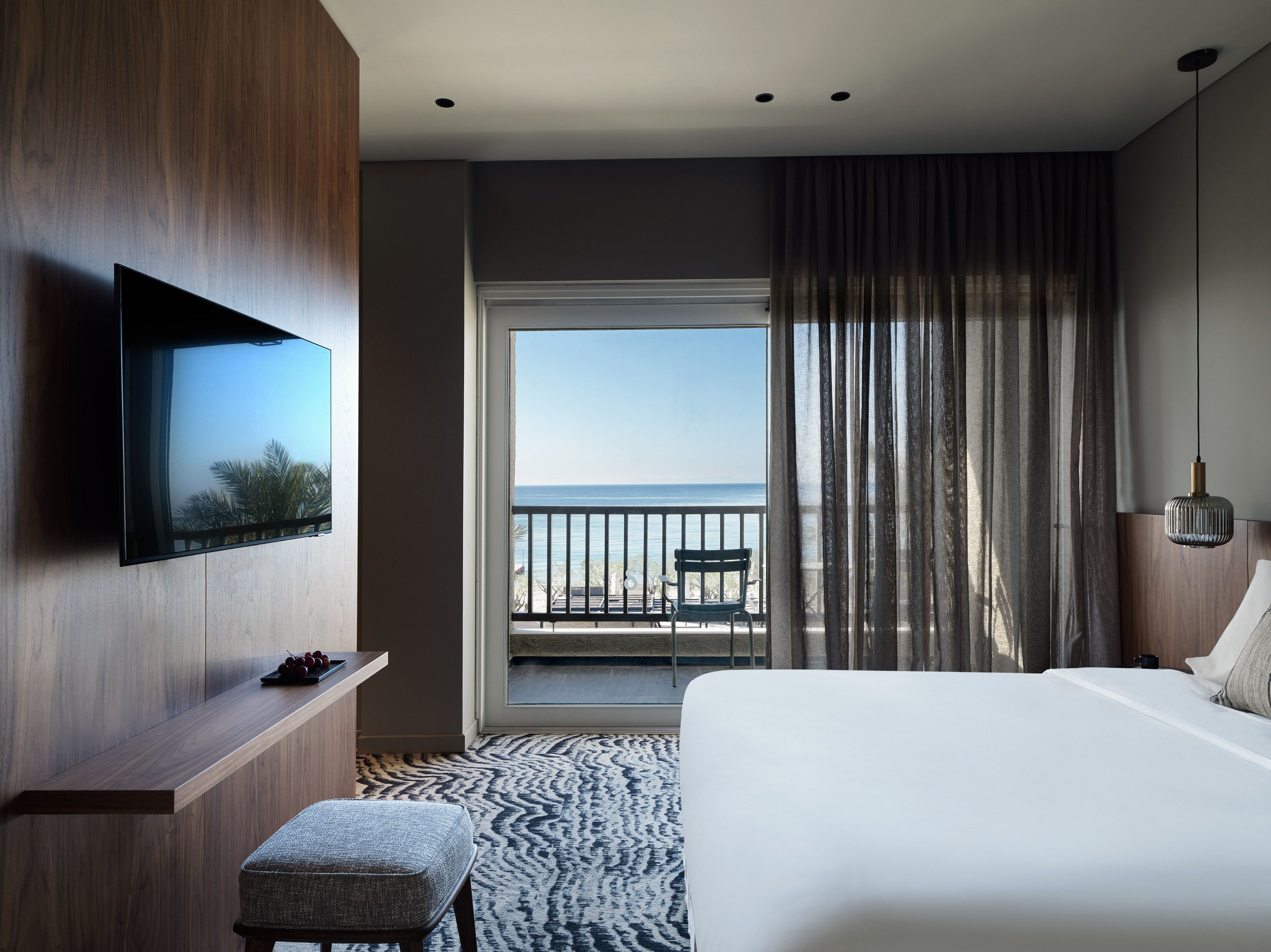 Deluxe Suite with Sea View | In-room safe, free WiFi, bed sheets