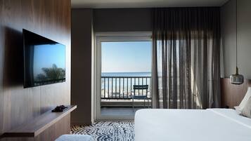 Deluxe Suite with Sea View | In-room safe, free WiFi, bed sheets