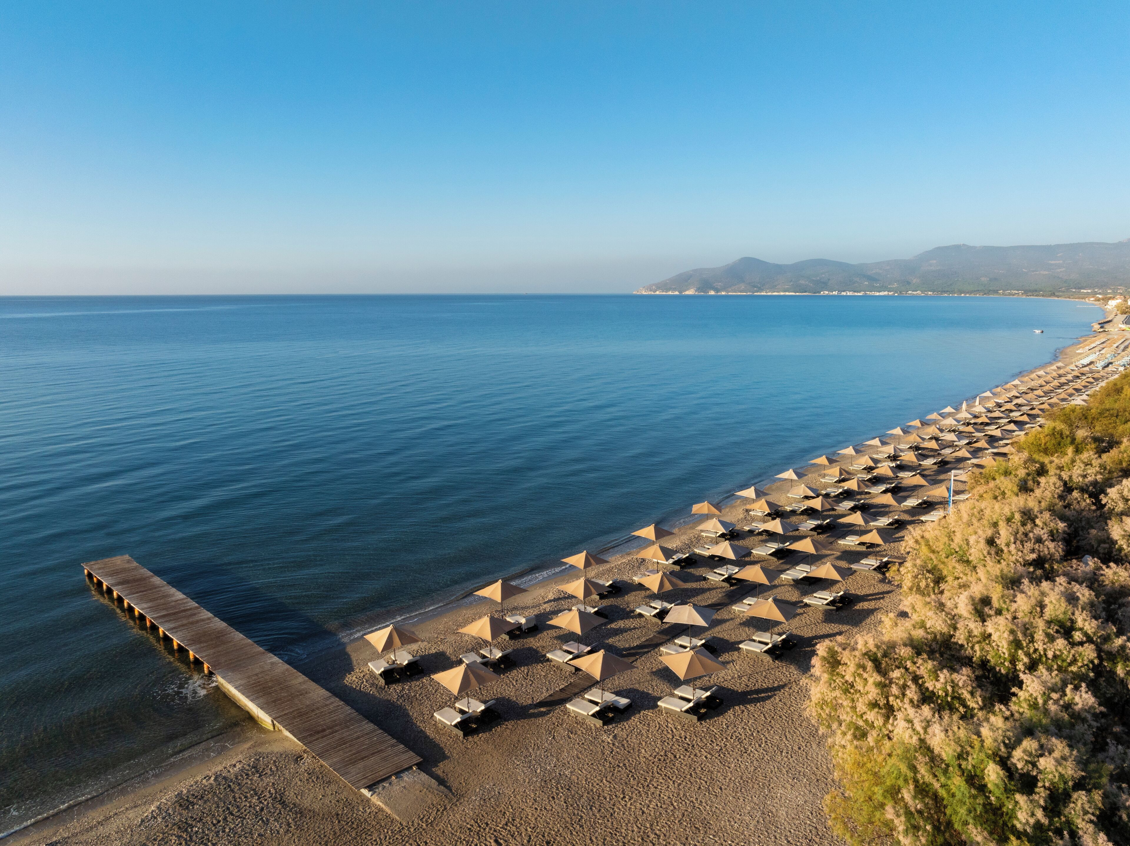 På stranden, solsenger, parasoller og strandhåndklær