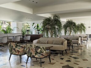 2 bars/lounges, poolside bar