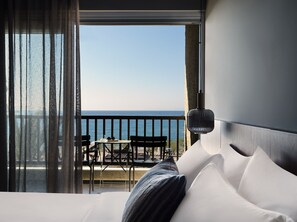 Deluxe Suite with Sea View | 객실 내 금고, 책상, 무료 WiFi, 침대 시트