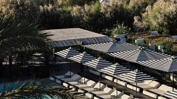 2 piscines extérieures, parasols de plage, chaises longues