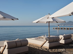 Am Strand, Liegestühle, Sonnenschirme, Strandtücher