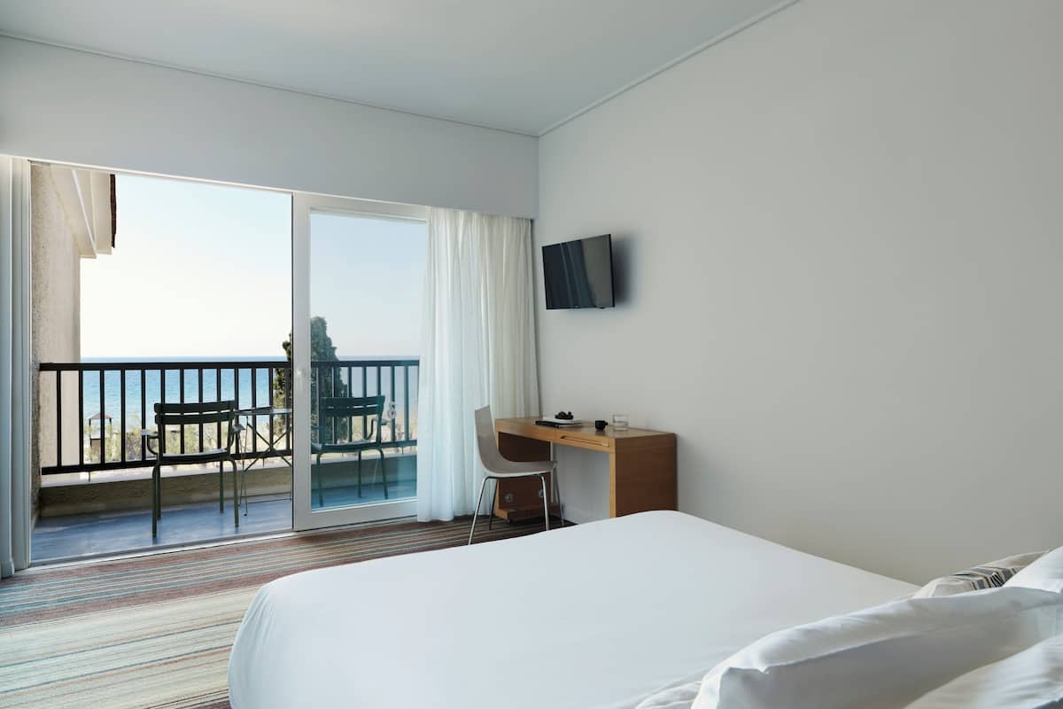 Double Room, Sea View | 1 bedroom, in-room safe, free WiFi, bed sheets
