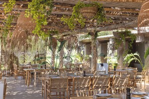 2 restaurants, breakfast served