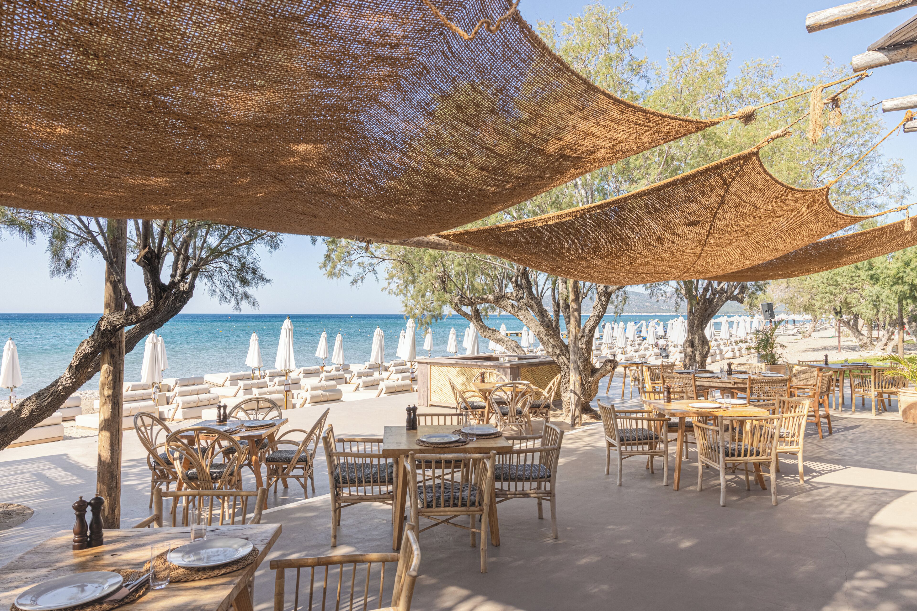 2 restaurants, breakfast served