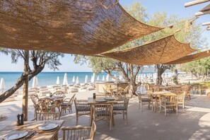 2 restaurantes; se sirven desayunos 