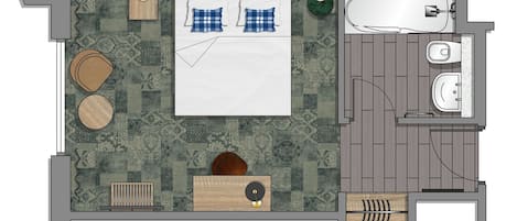 Et billede af et hotelværelse med seng, to stole, et lille bord, en sofa, et badeværelse med badekar og to håndvaske samt et bruseområde.
