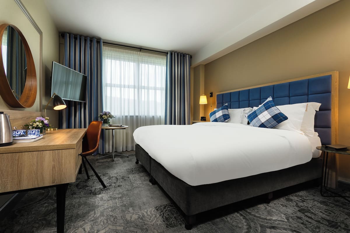 Executive King Room | Premium bedding, in-room safe, desk, iron/ironing board