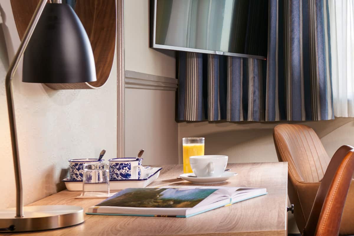 Ropa de cama de alta calidad y caja de seguridad en la habitación