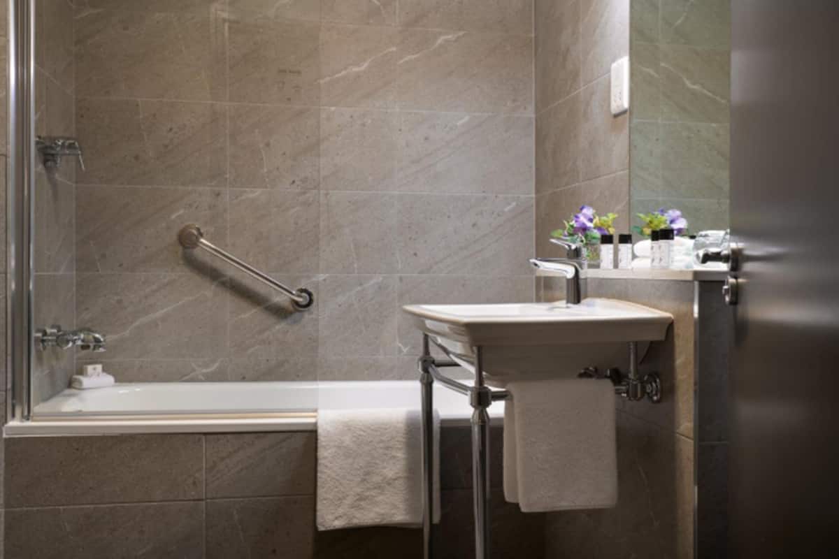 combined shower/bathtub, hair dryer, towels