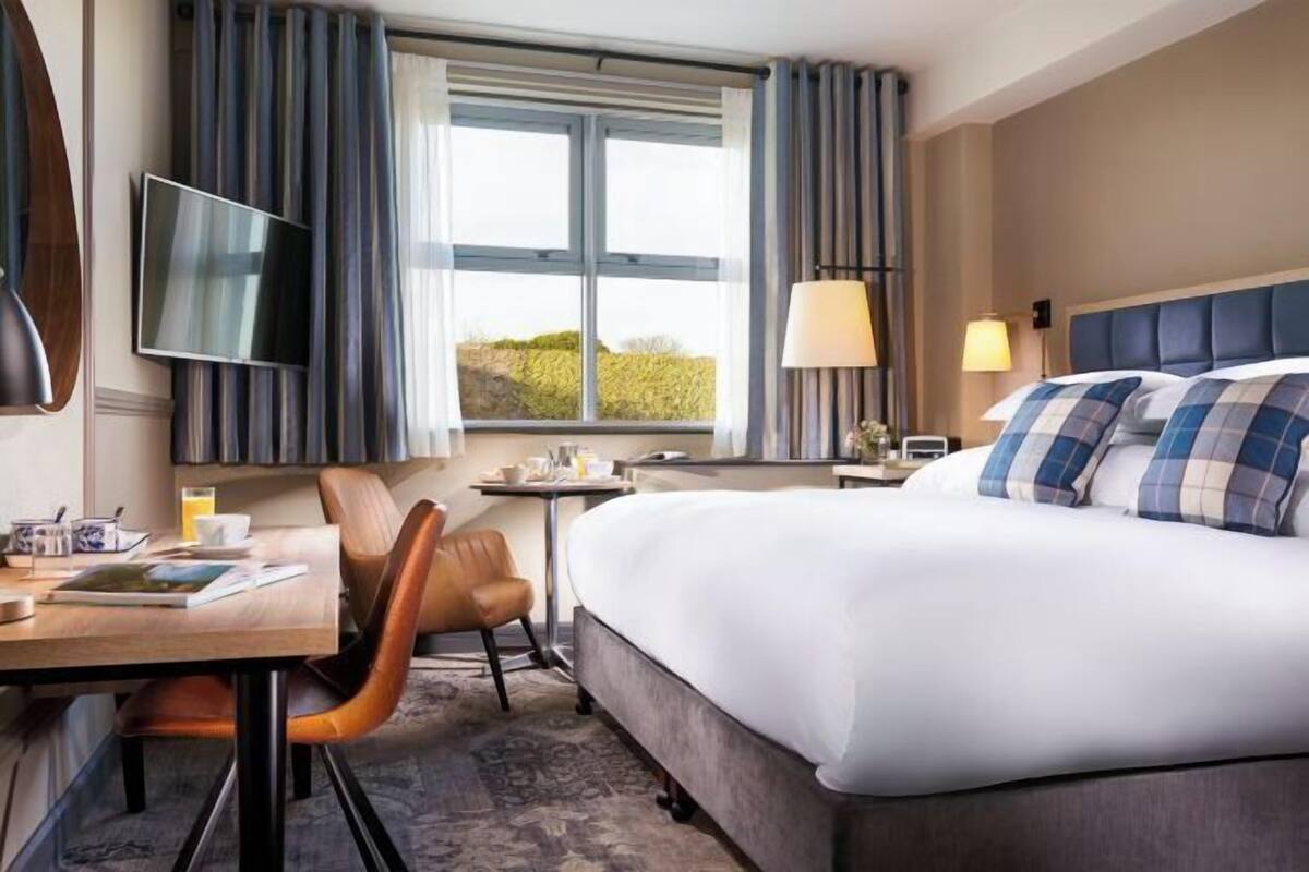 Premium bedding, in-room safe, desk, iron/ironing board