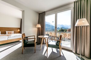 Suite Junior | Literie de qualité, couette en duvet, coffre-fort, bureau