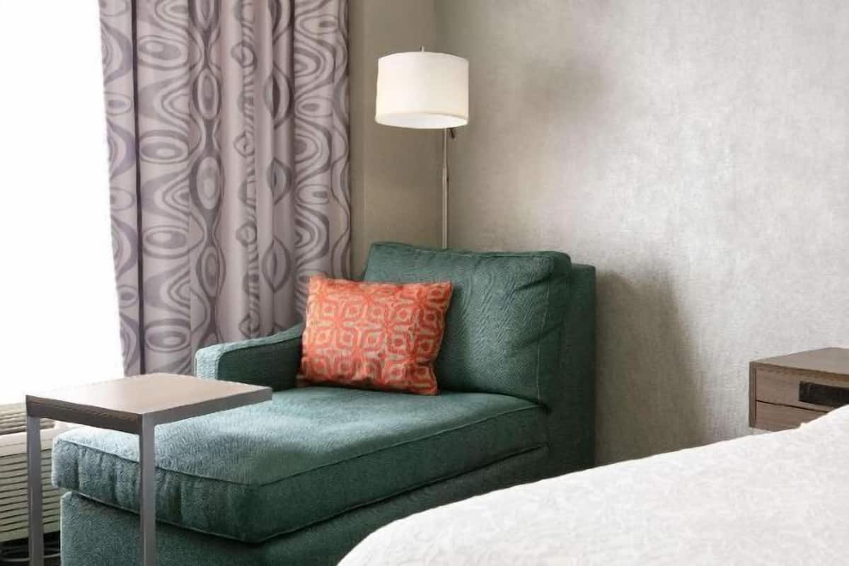 Espacio para trabajar con laptop y tabla de planchar con plancha