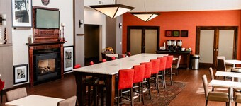 ハンプトン イン & スイーツ スコッツブラフ カンファレンス センター