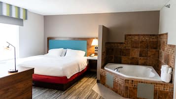Suite, 1 King Bed, Non Smoking | Bathroom | Free toiletries, hair dryer