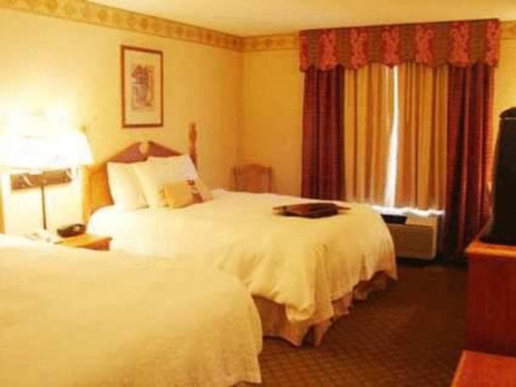 Desk, iron/ironing board, rollaway beds, free WiFi