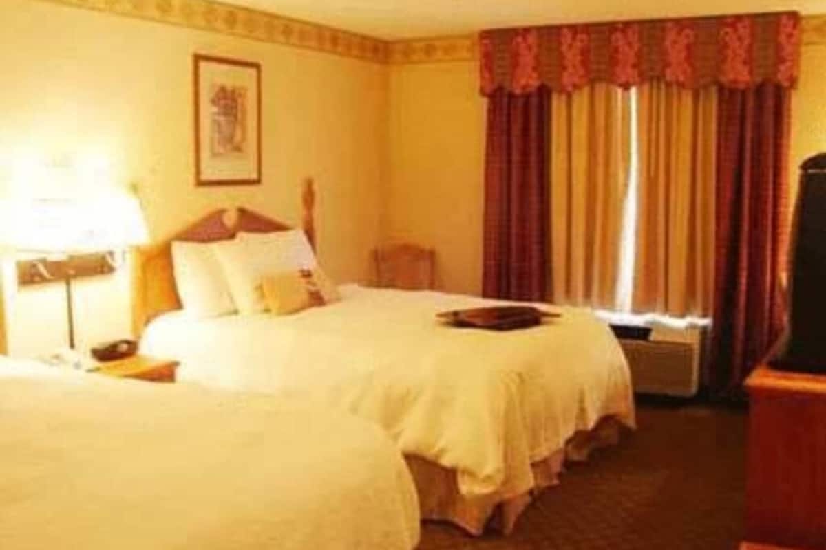 Desk, iron/ironing board, rollaway beds, free WiFi