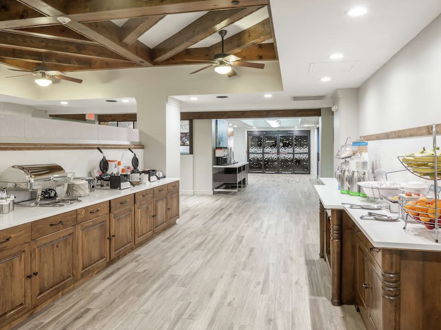 Café da manhã com buffet grátis todos os dias