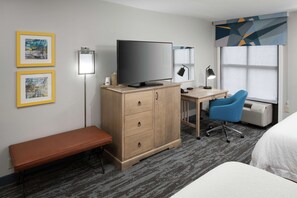 Desk, laptop workspace, blackout curtains, soundproofing - Hampton Inn Austin-Round Rock (Round Rock)