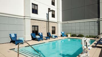 Utomhuspool med öppettider 07.00 till 22.00, och solstolar