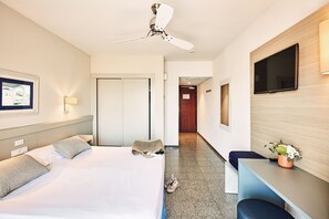 Minibar, desk, cribs/infant beds, free WiFi - Prestige Goya Park (Roses)
