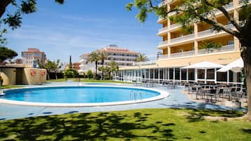 Una piscina al aire libre