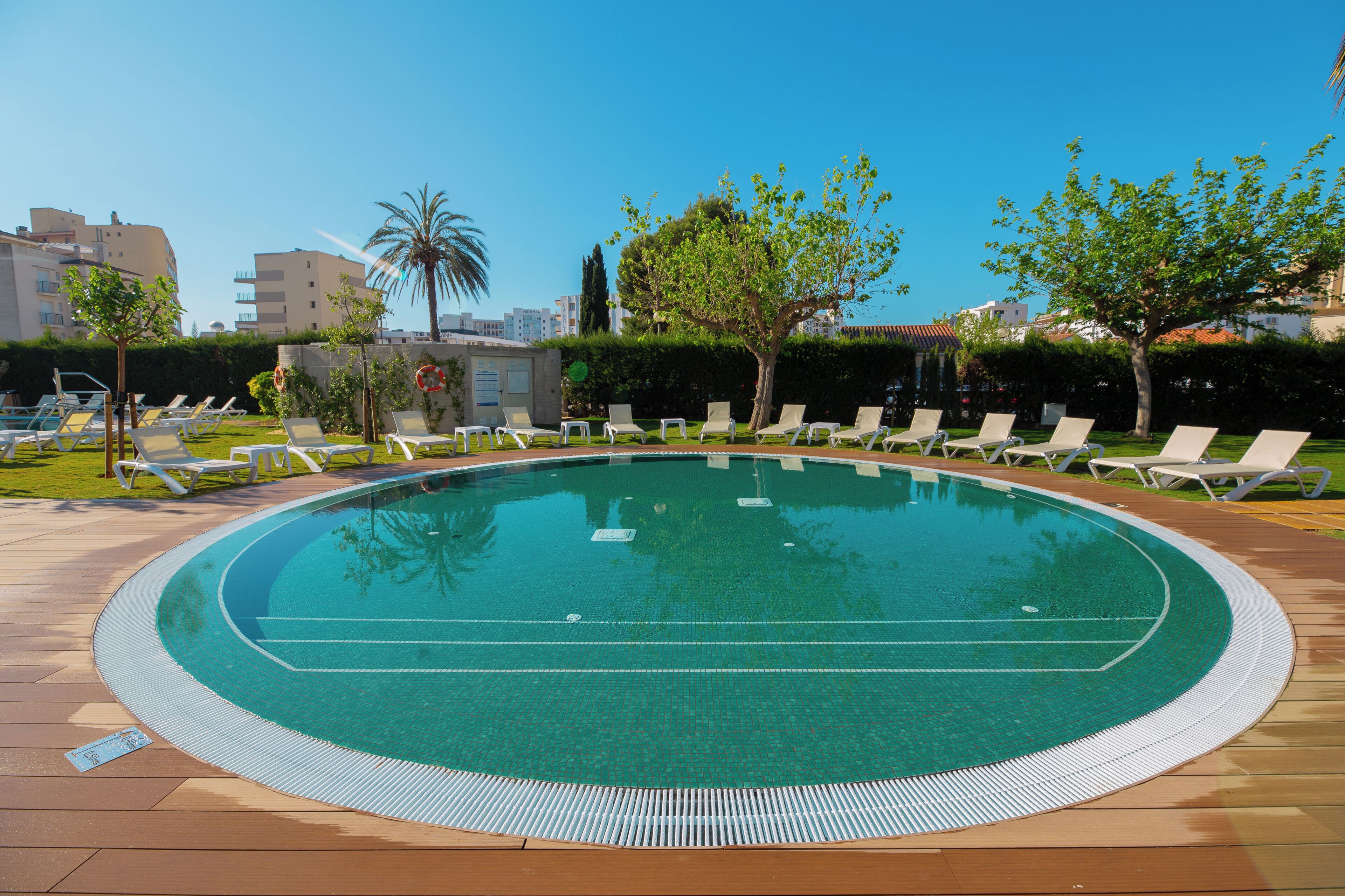 Una piscina al aire libre