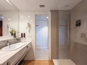 Combined shower/bathtub, deep-soaking bathtub, towels - Prestige Goya Park (Roses)